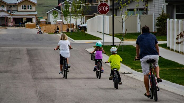 Family cycling (Photo: Pexels)