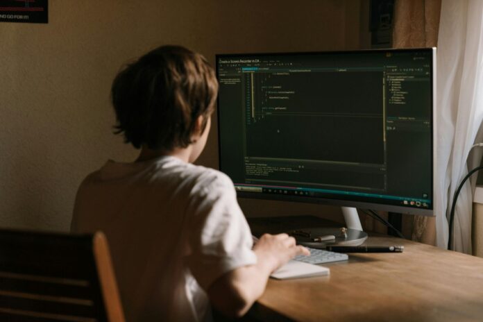 Cybersecurity, Youth Using Computer (Photo: Pexels)